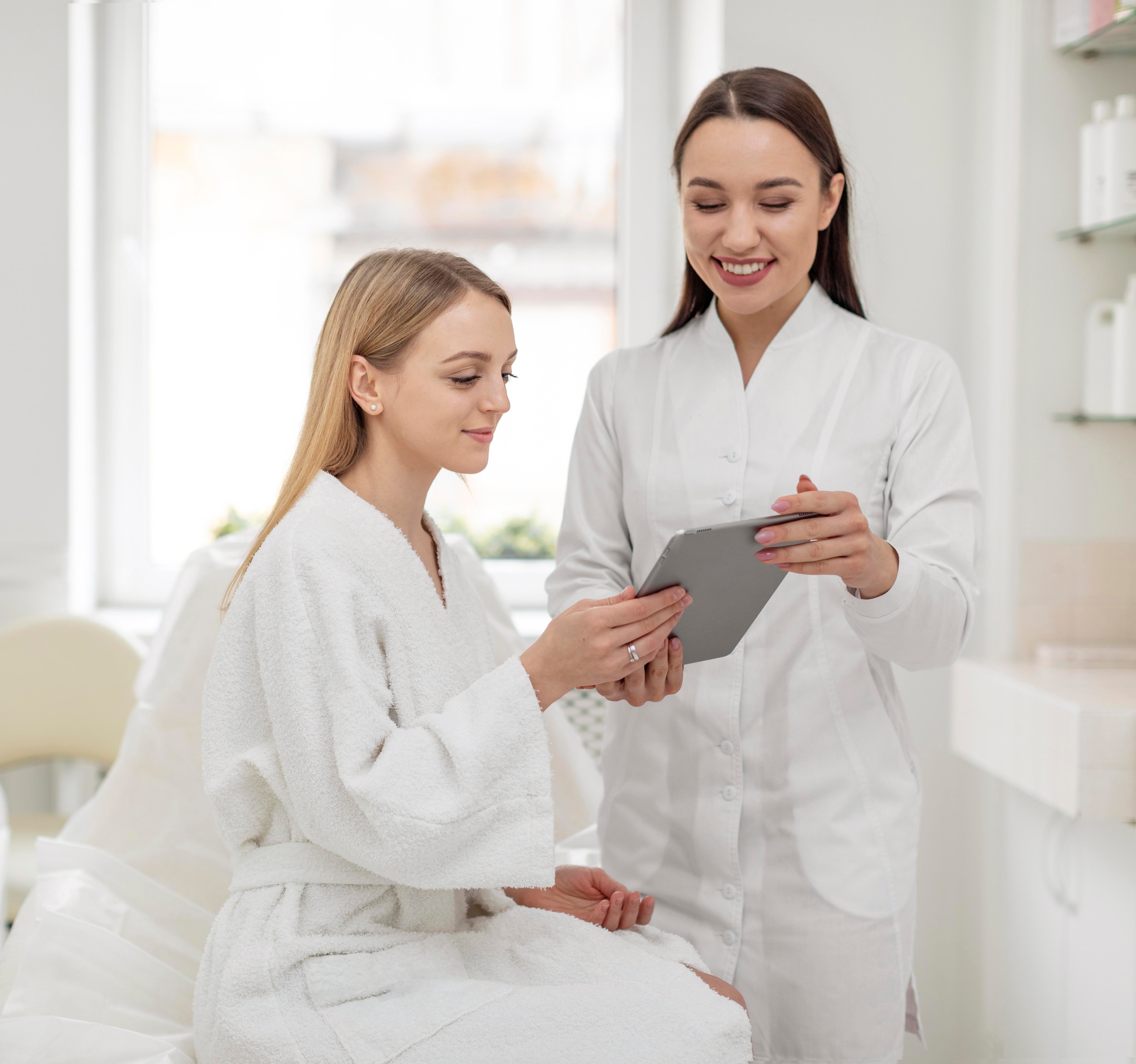 mujer-esteticista-en-la-clinica-consulta-al-cliente